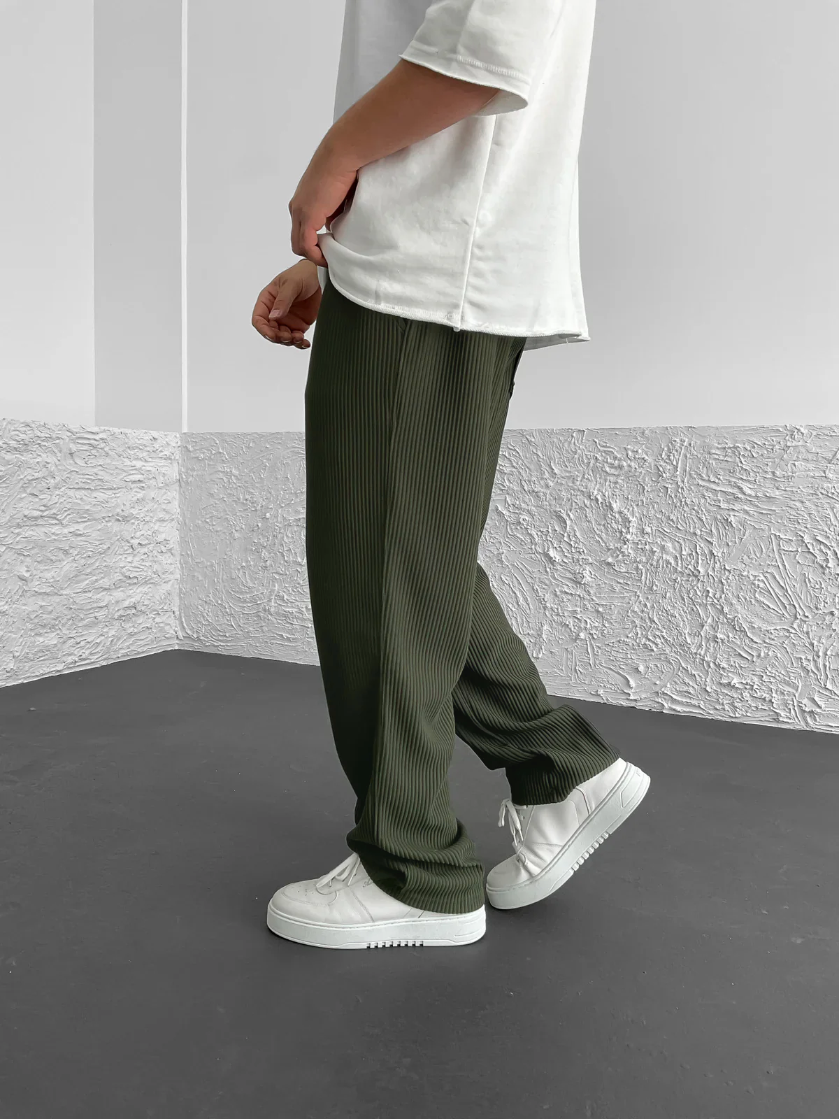 Lounge Pants with Ribbed Structure – Relaxed Fit & Elastic Waistband