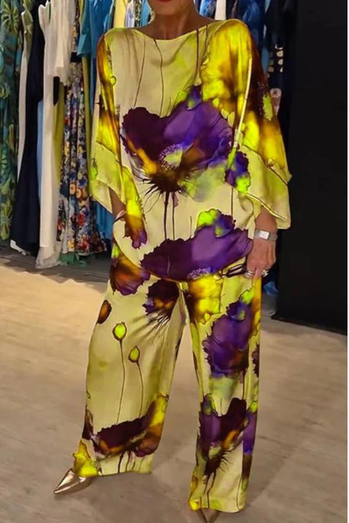 Luxurious Women's Suit with Floral Print and Elegant Fit