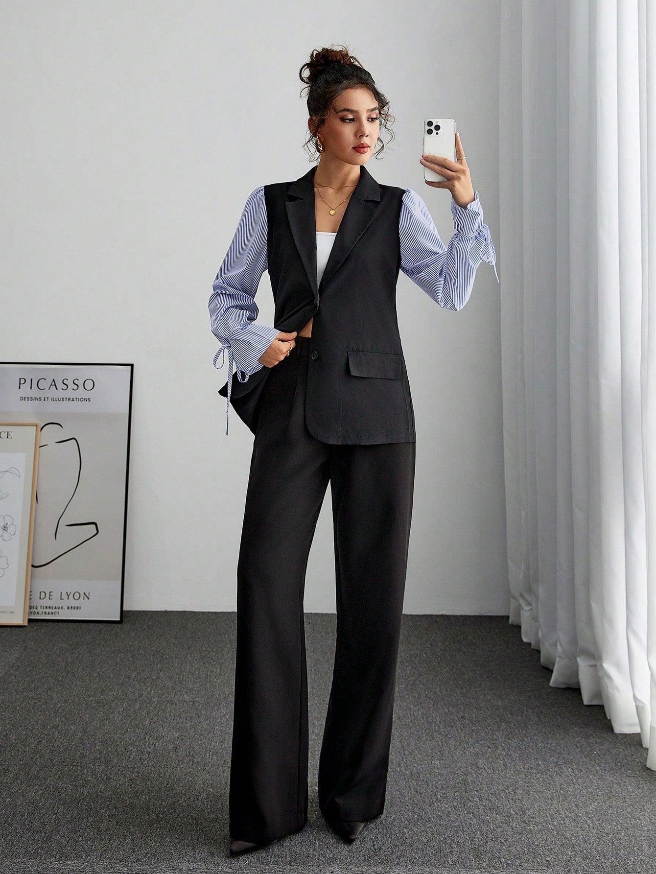 Elegant Single Breasted Blazer with a Fitted Fit for Women