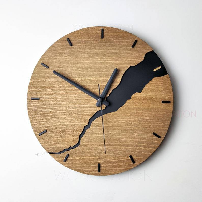 Nordic Wooden Wall Clock with Cracked Look – Rustic Eyecatcher
