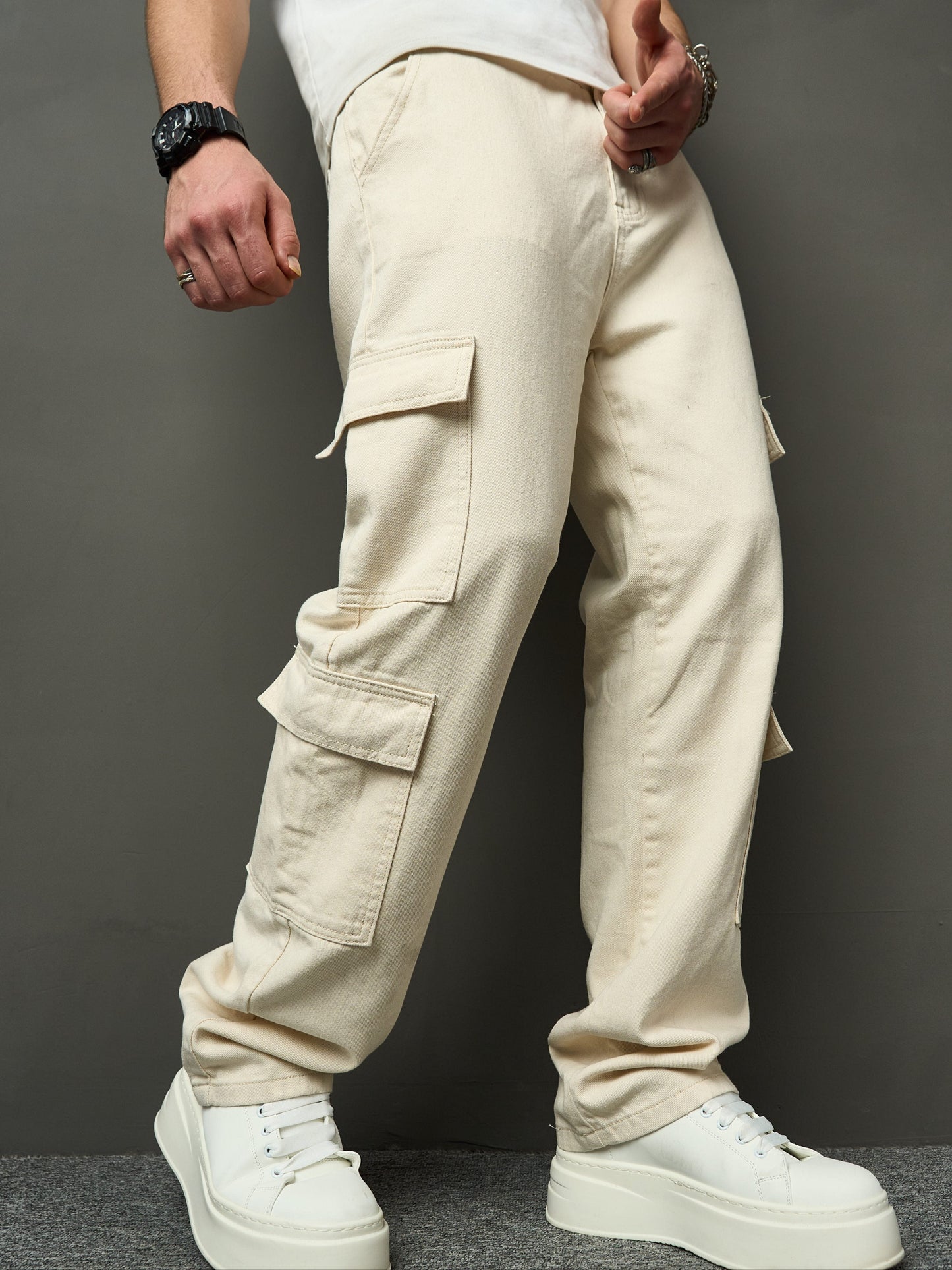 Men's Denim jeans with a loose fit and cargo pockets
