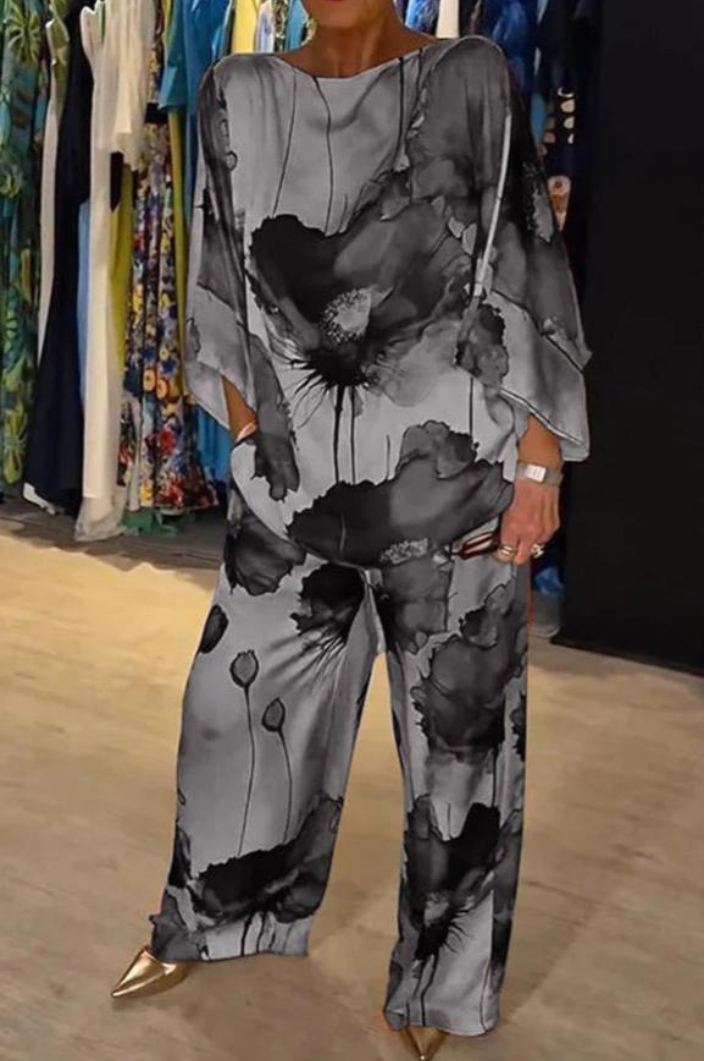 Luxurious Women's Suit with Floral Print and Elegant Fit