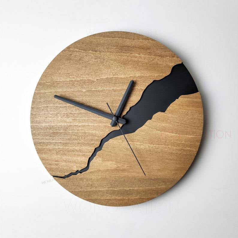 Nordic Wooden Wall Clock with Cracked Look – Rustic Eyecatcher