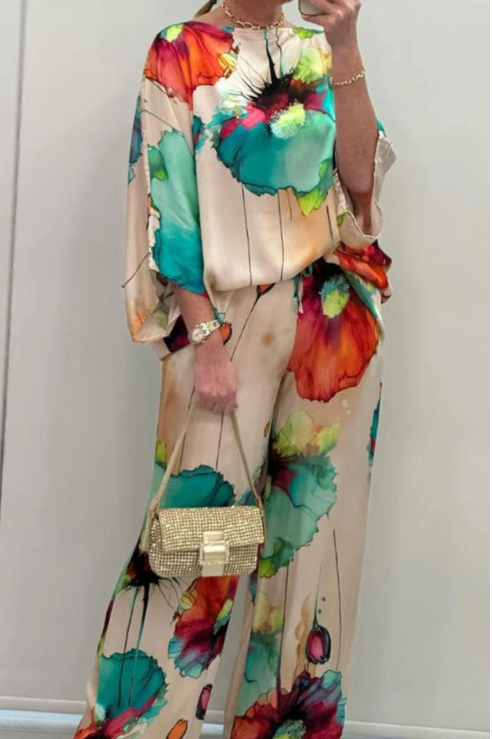 Luxurious Women's Suit with Floral Print and Elegant Fit