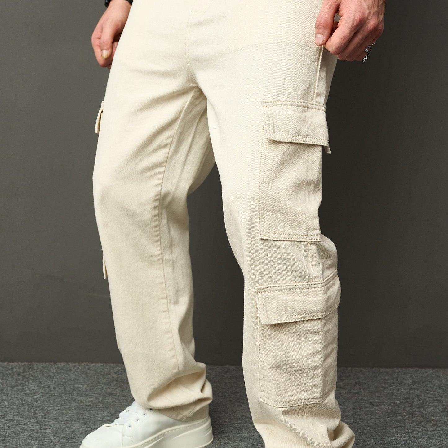 Men's Denim jeans with a loose fit and cargo pockets