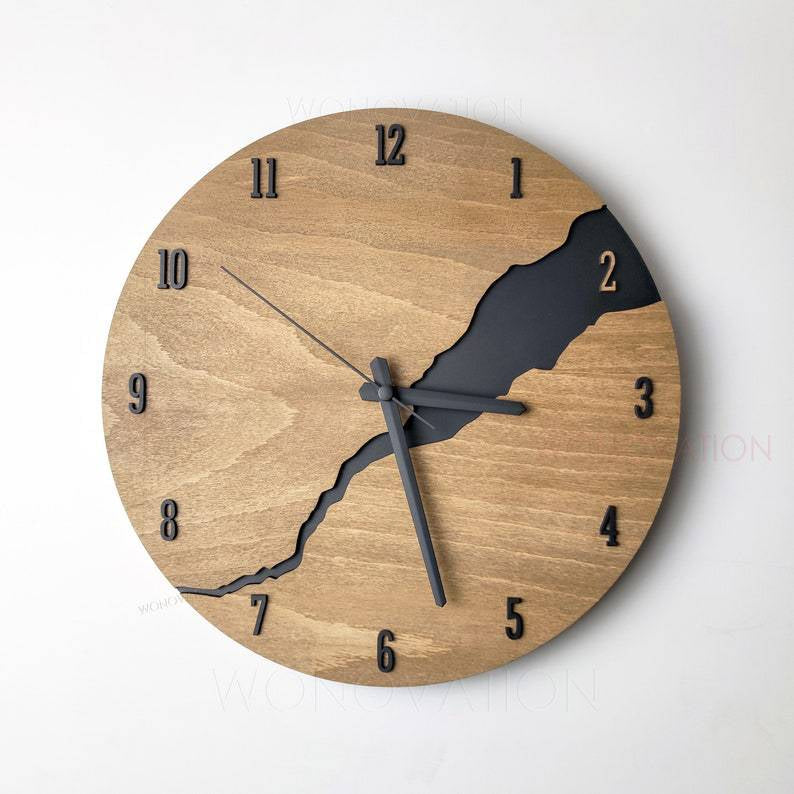 Nordic Wooden Wall Clock with Cracked Look – Rustic Eyecatcher