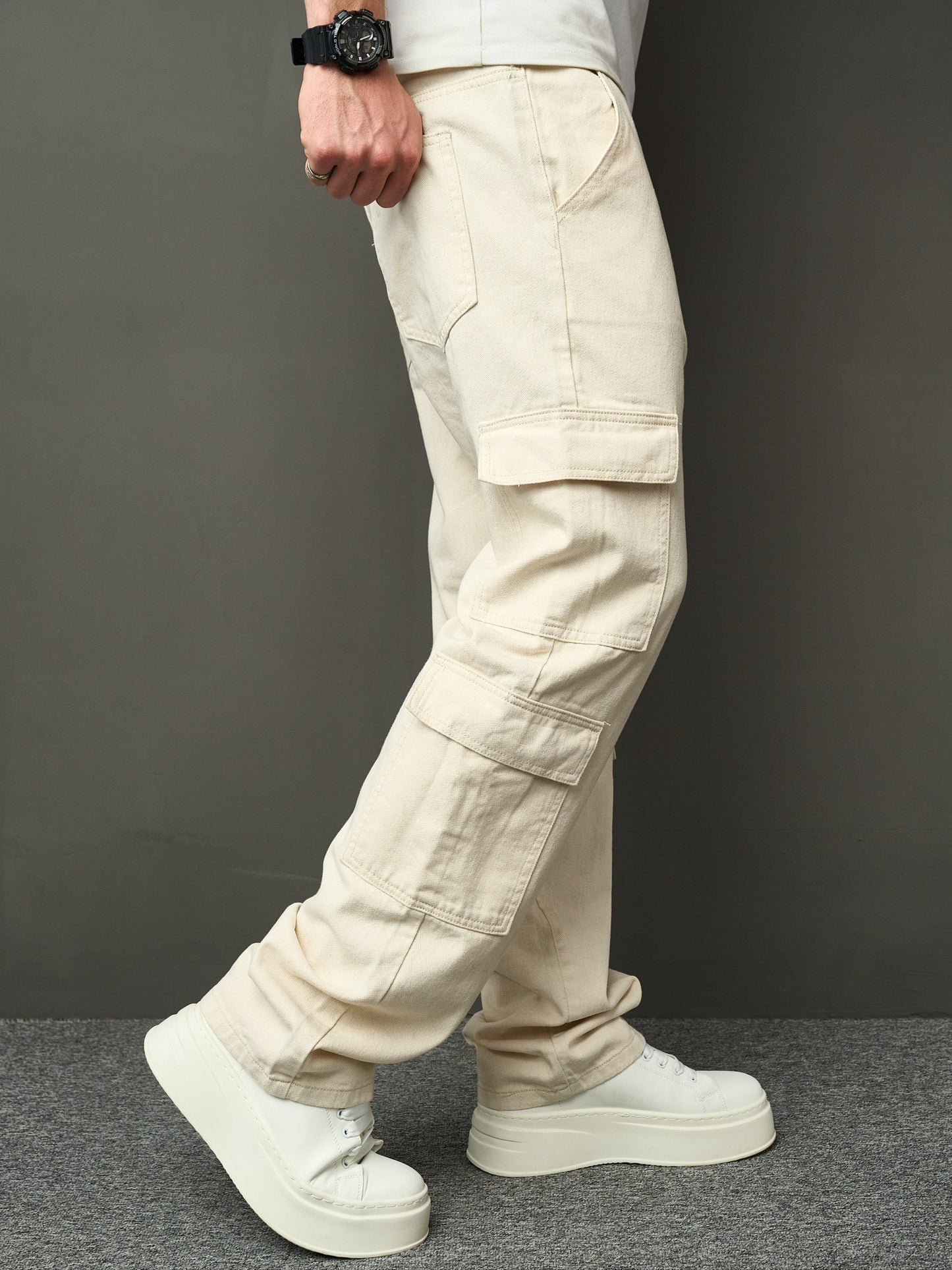 Men's Denim jeans with a loose fit and cargo pockets