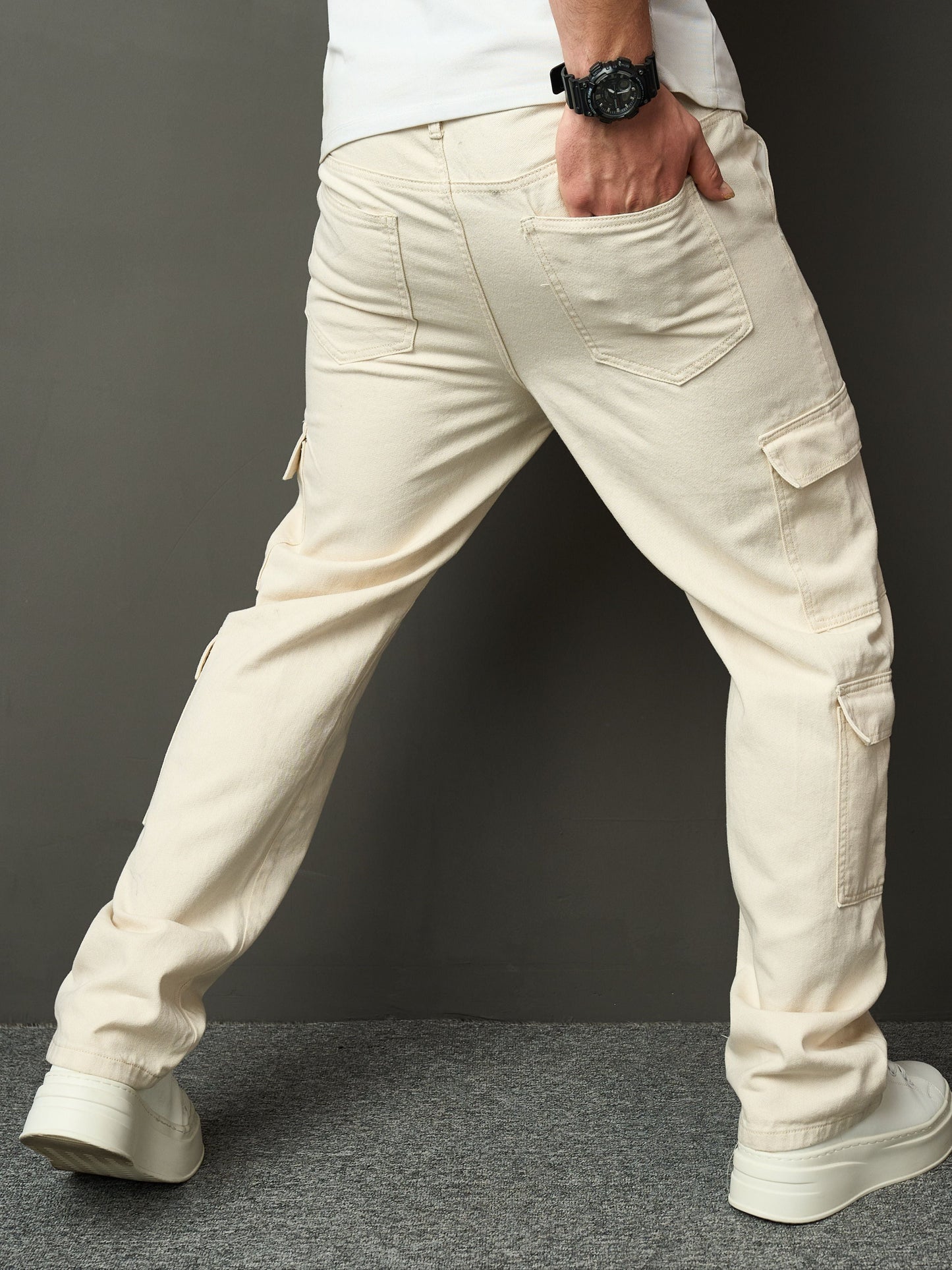 Men's Denim jeans with a loose fit and cargo pockets