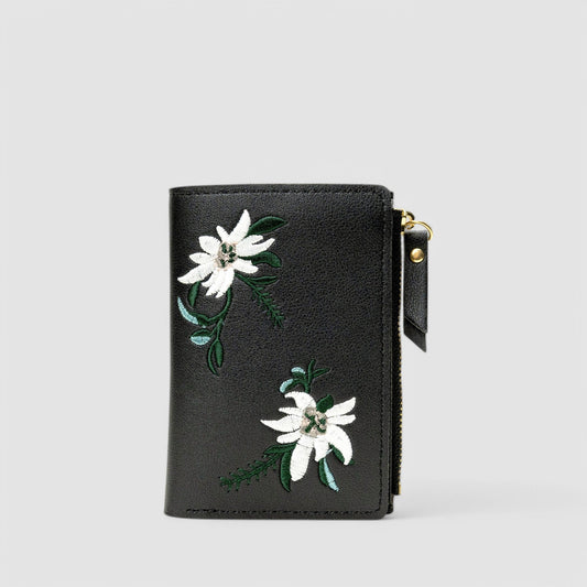 Women's wallet with embroidered details