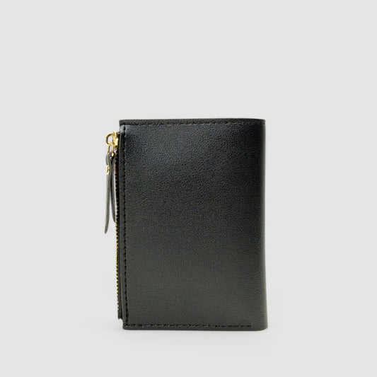 Women's wallet with embroidered details