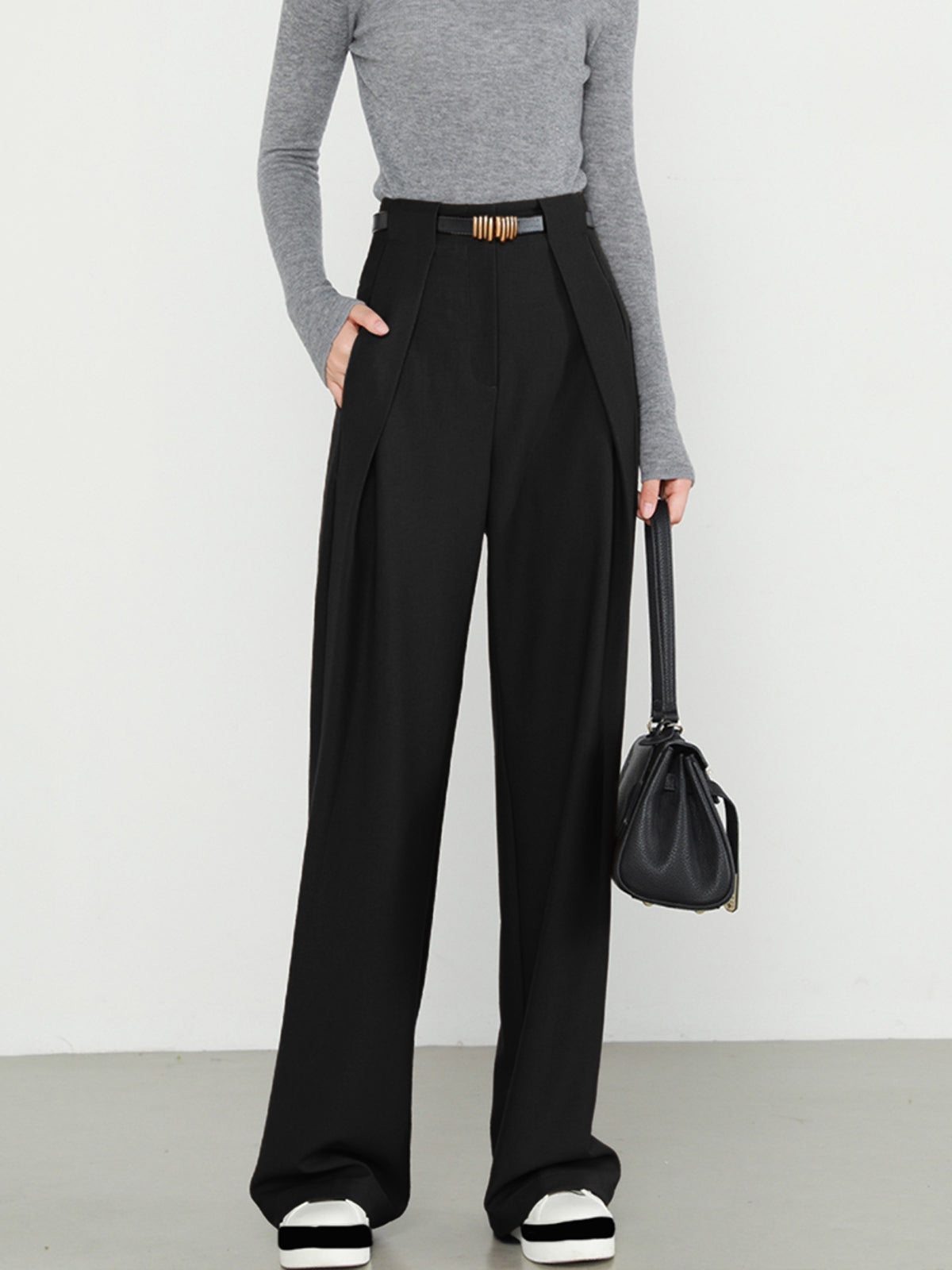Elegant Women's Trousers with Straight Legs and Stylish Pockets