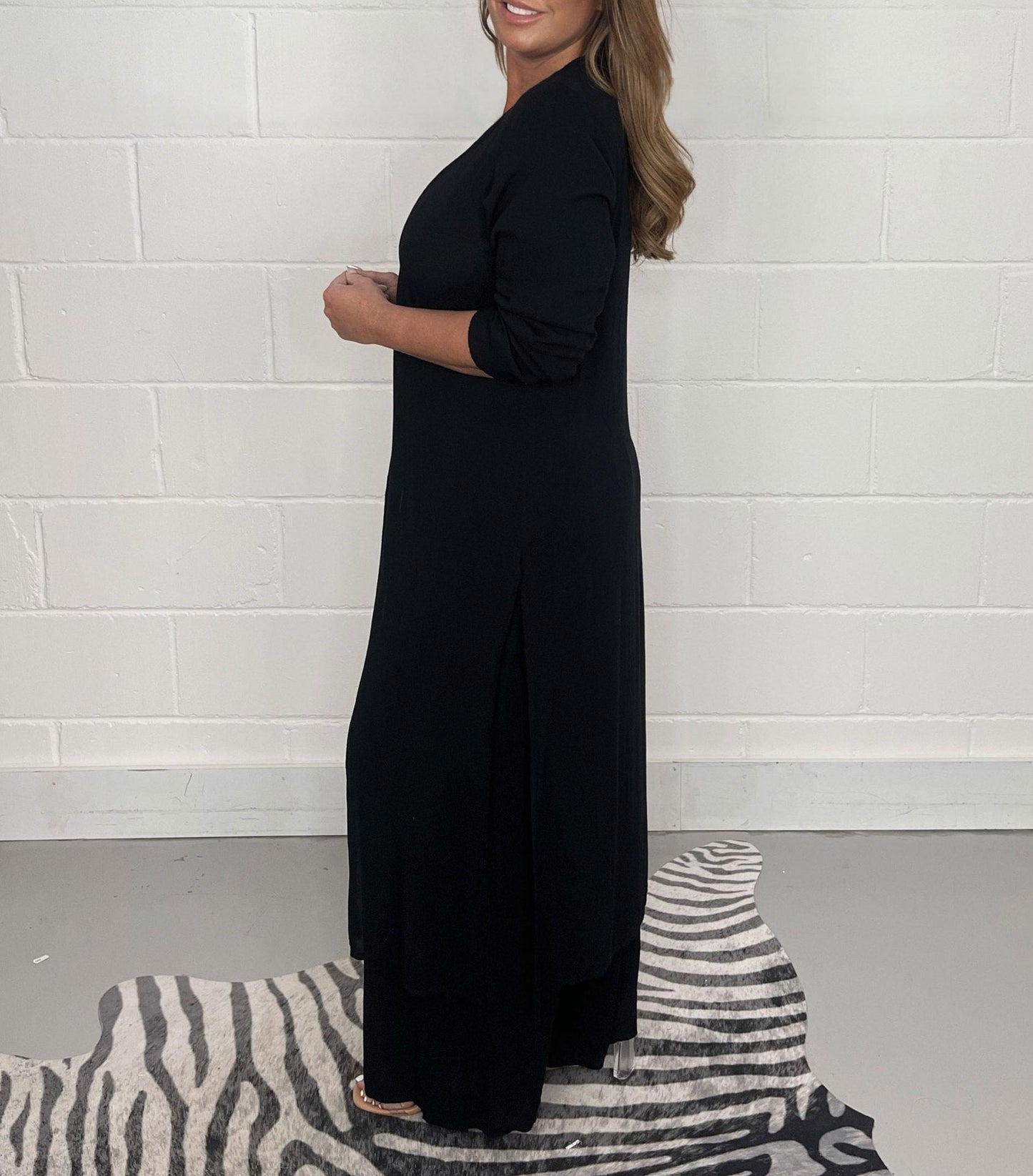 Two-piece women's set with V-neck dress and airy trousers