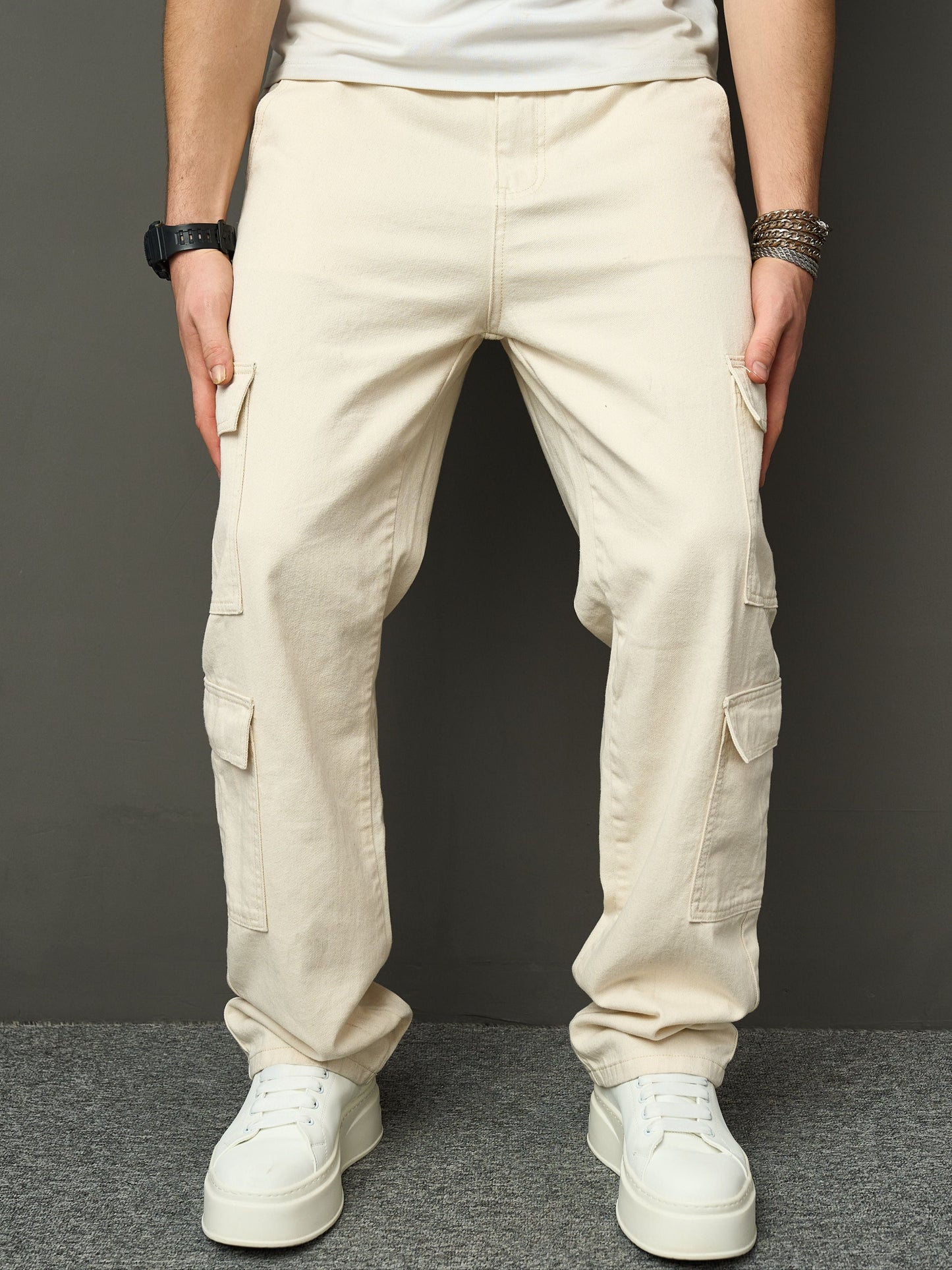 Men's Denim jeans with a loose fit and cargo pockets
