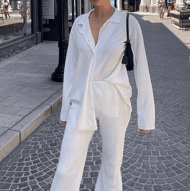 Two-piece women's suit with blazer and loose-fitting trousers