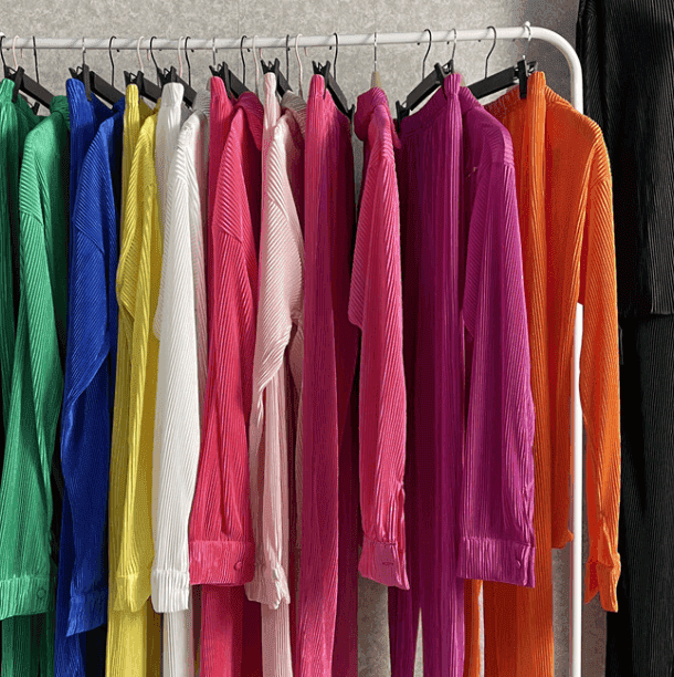 Two-piece women's suit with blazer and loose-fitting trousers