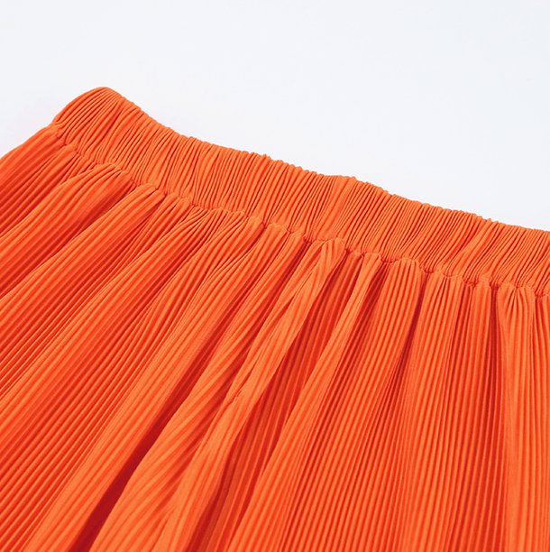 Two-piece women's suit with blazer and loose-fitting trousers