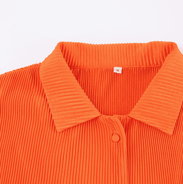 Two-piece women's suit with blazer and loose-fitting trousers